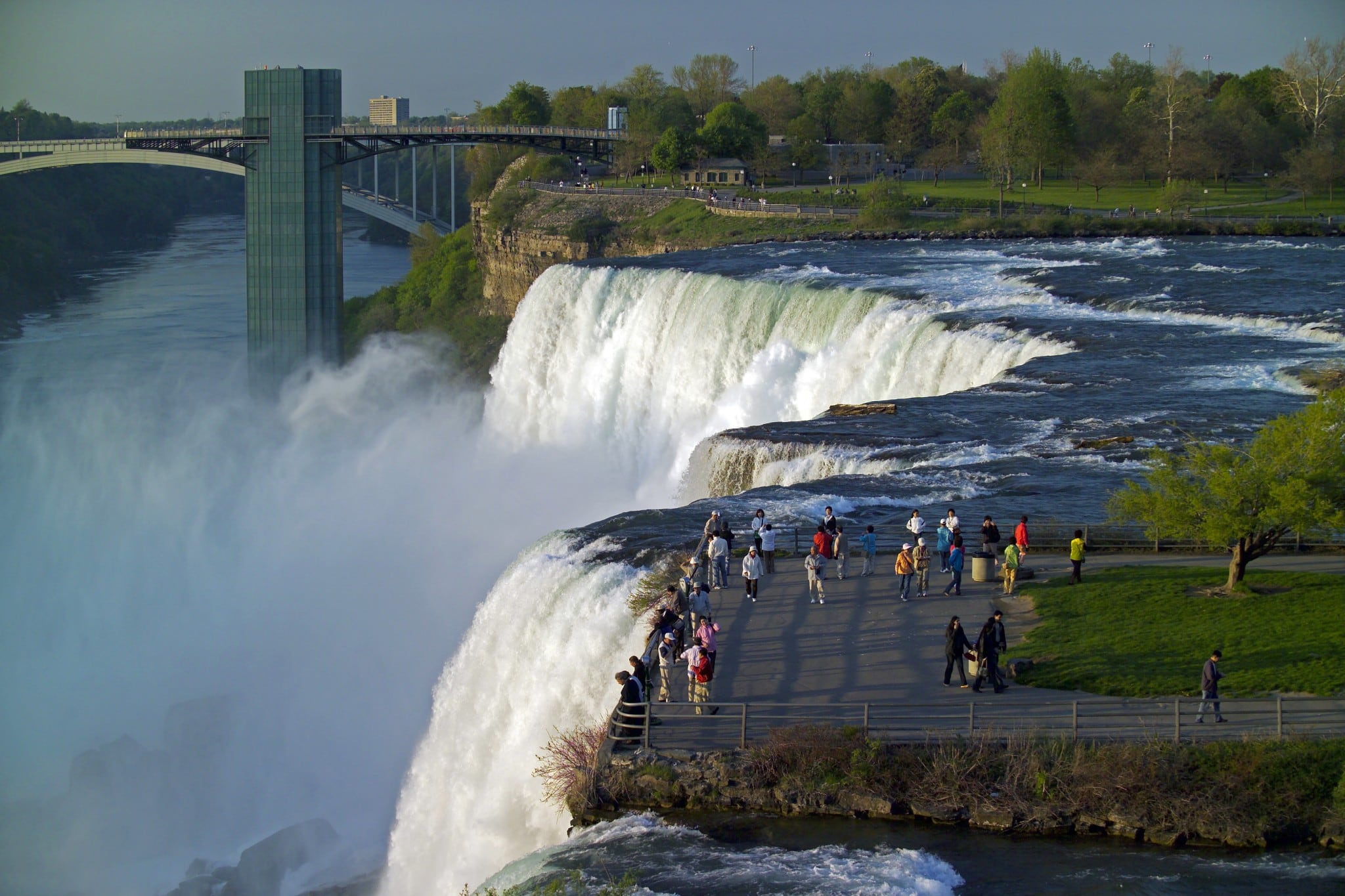 Ниагарский водопад самый большой. Ниагарский водопад Нью-Йорк. Ниагарский водопад Канада. Ниагарский водопад - Niagara Falls. Ниагарский водопад (штат Нью-Йорк).