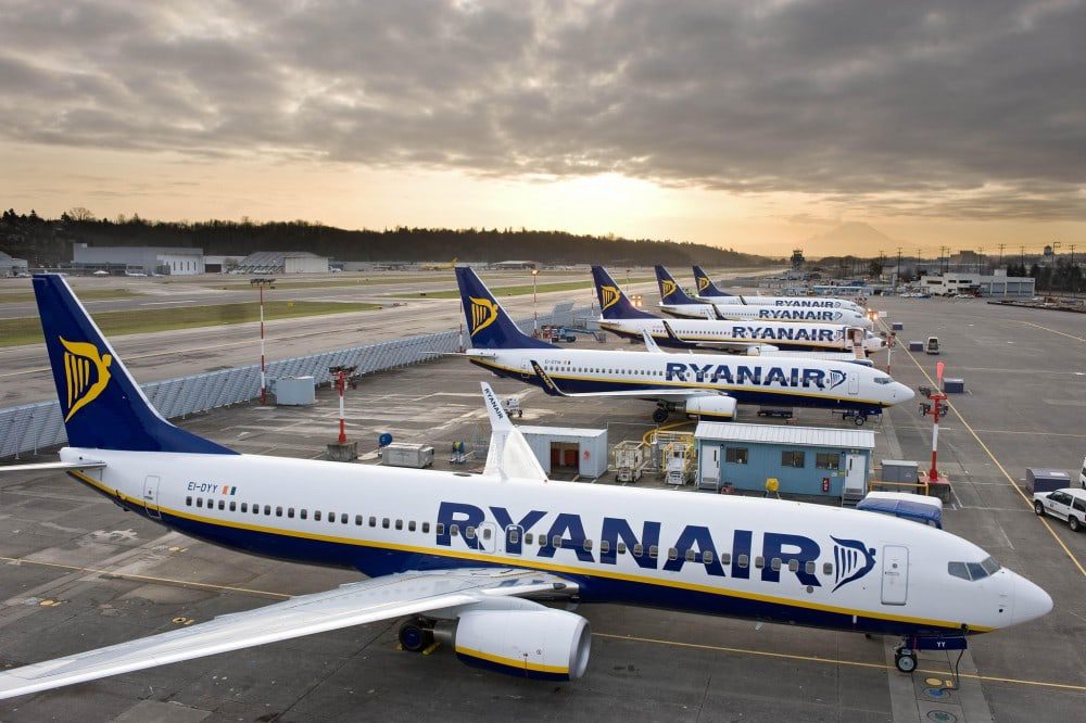 Ryanair diverts plane after '10 minute brawl'