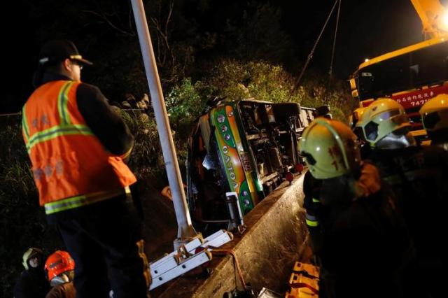 32 people dead after a tour bus flipped in Taipei