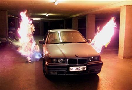 Charl Fourie, yhteistyössä Etelä-Afrikan poliisin kanssa, esittelee kaappauksen estävää "Blaster"-liekinheittintä Johannesburgissa tässä arkistokuvassa 11. joulukuuta 1998. REUTERS/Peter Andrews/Files