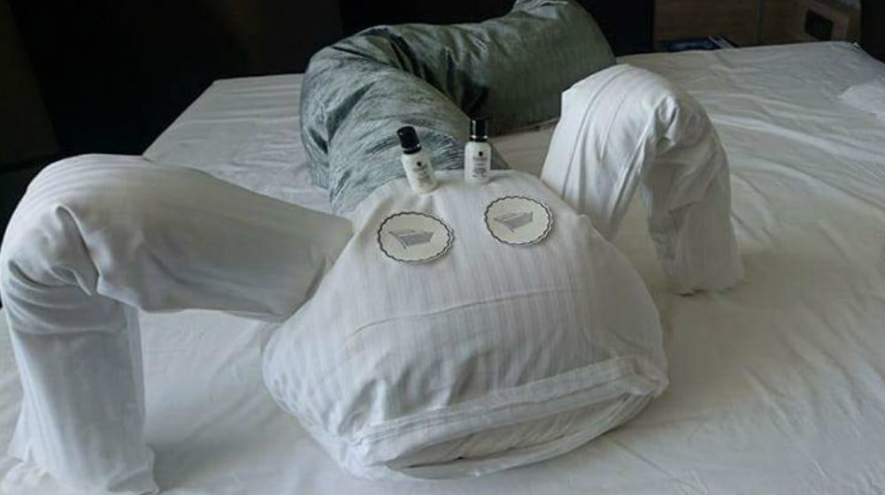Bored hotel guest found a hilarious way to stay entertained & make the housekeeper smile