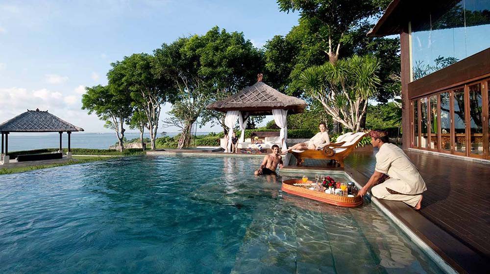 NO PHONES ALLOWED: Bali resort bans mobiles & social media around its pool
