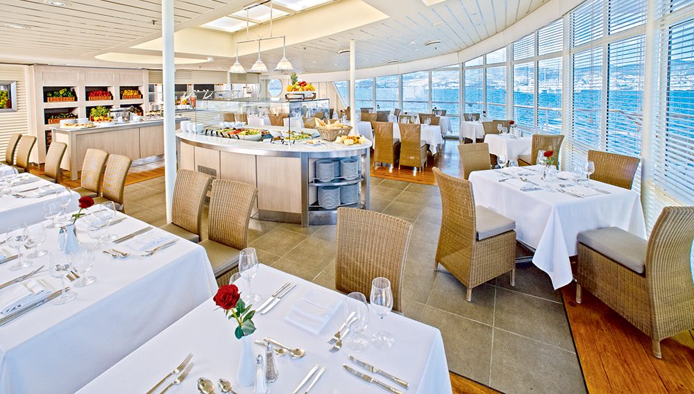 Onboard dining, Wind Star. Image credit: Roger Paperno