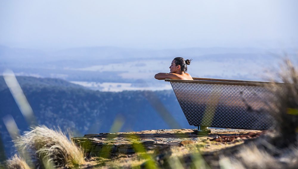 Bubbletent Australia's outdoor bathtub with scenic views over the Capertee Valley ©Destination NSW