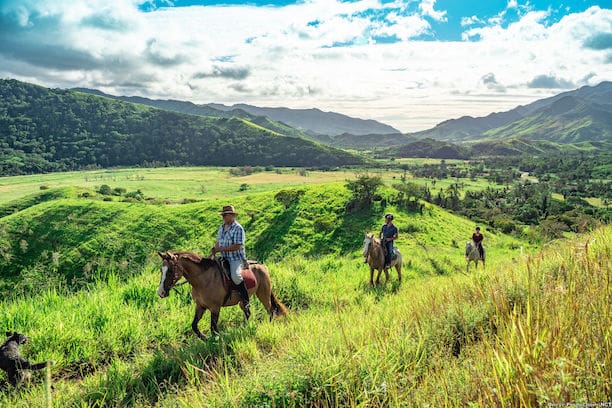 Travel easy: New Caledonia ditches pre-departure testing requirements 1 Horse riding trek Raymond Lacrose Thio © Oneye Production NCT 2030 04 23