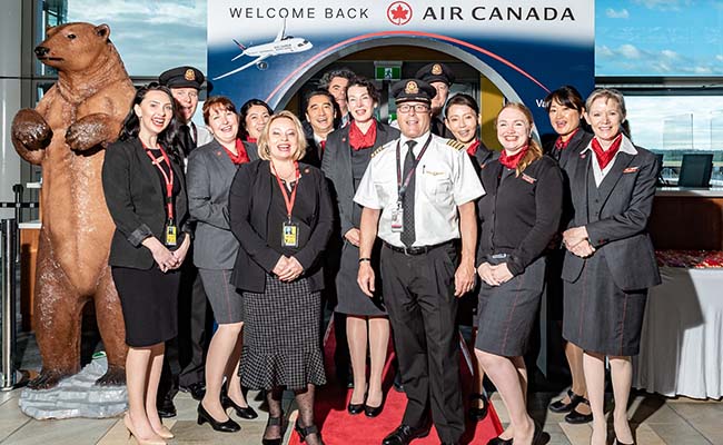 Air Canada BNE YVR 1 AC team w ith AC36 flight crew