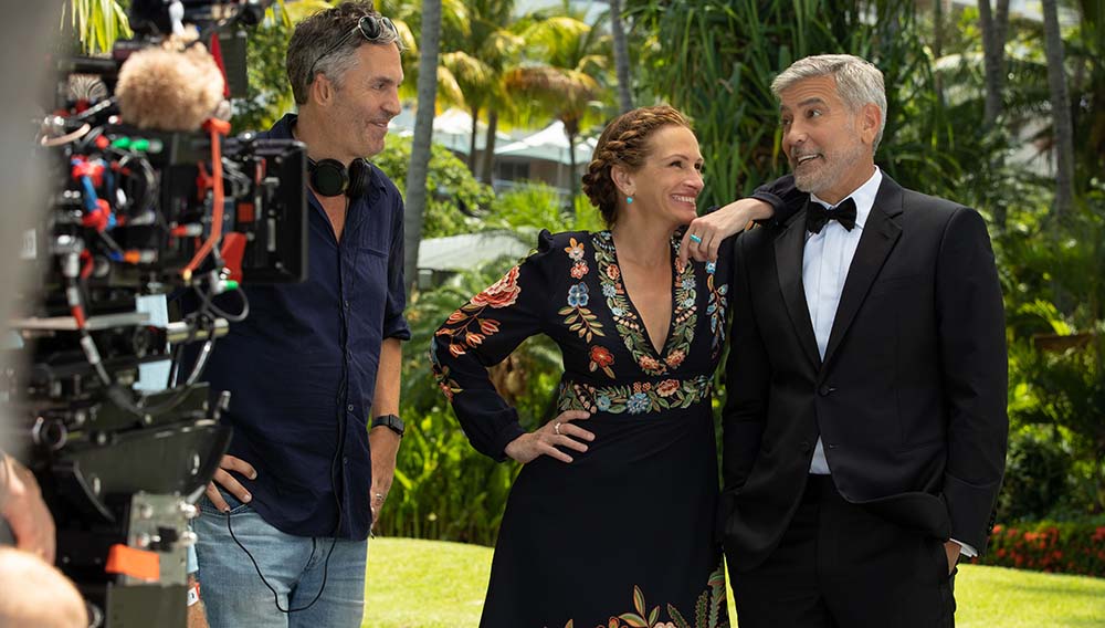 Director Ol Parker Julia Roberts and George Clooney on the set of Ticket to Paradise. Photo Credit Universal Pictures
