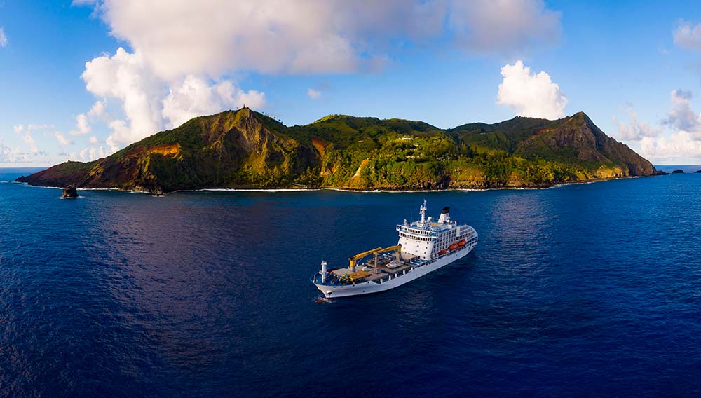 Pitcairn Aranui 5 HR photo Lionel Gouverneur