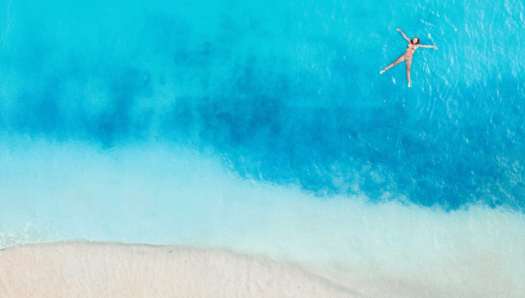 Open your eyes to the underwater enchantment of Ningaloo Reef. © Tourism Western Australia & @livlodge_creative