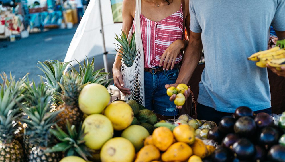 Make a positive impact on a Hawaiʻi holiday by shopping from local farmers markets. Image: Kakaako Farmers Market, Oahu ©Hawaii Tourism Authority (HTA) / Ben Ono