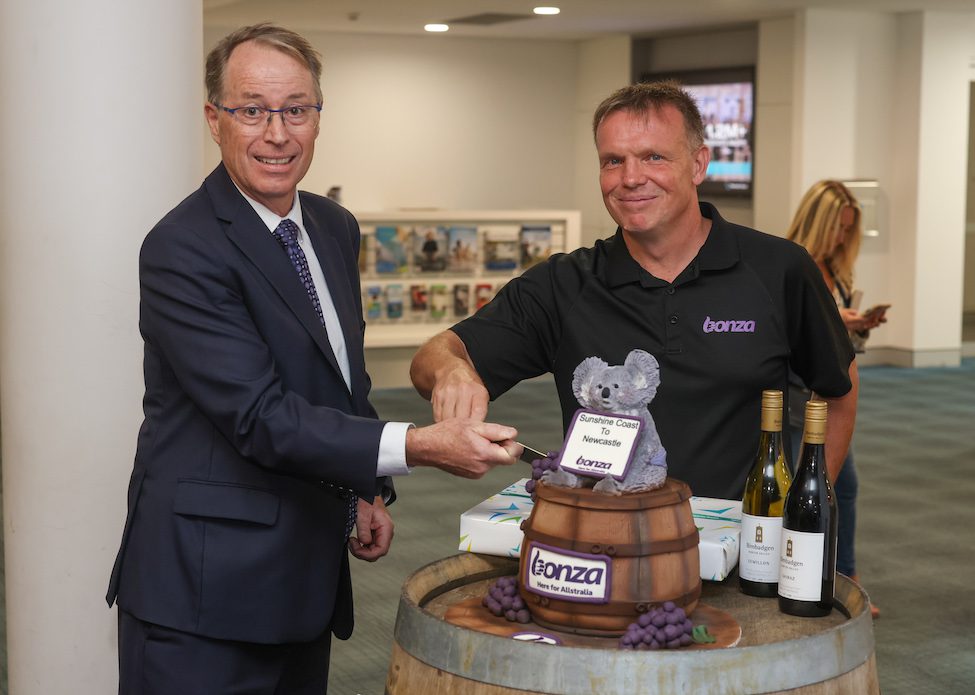 Newcastle Airport CEO Peter Cock (l) and Bonza CEO Tim Jordan.