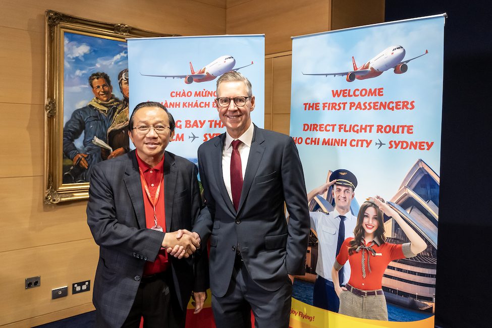 (l-r) Vietjet VP Do Xuan Quang & Sydney Airport CEO Geoff Culbert (Photos Kurt Ams)