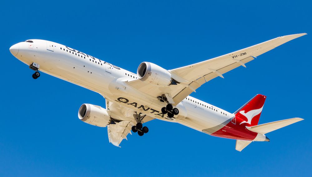 A Qantas B787 Dreamliner on approach to Perth Airport. Qatar Airways