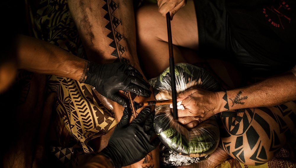 Applying a traditional Hawaiian tattoo ©Hawaiʻi Tourism Authority (HTA) / Heather Goodman / @hbgoodie