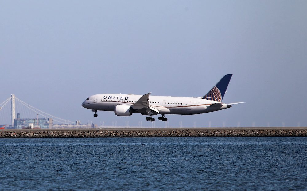 A UA Dreamliner landing in SFO.