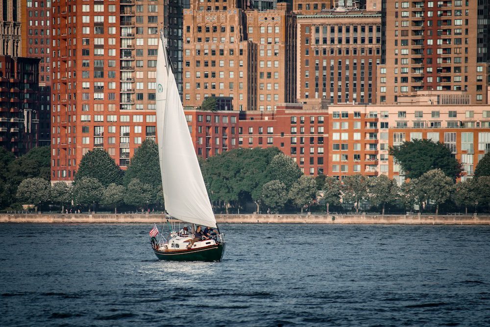 Yacht on Hudson River_New York_Manoj-Kulkarni_unsplash