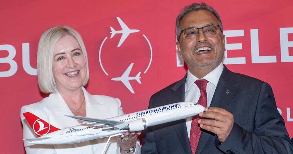 Melbourne Airport CEO Lorie Argus and Turkish Airlines Chairman Ahmet Bolat hold Turkish Airlines plane to commemorate historic flight.
