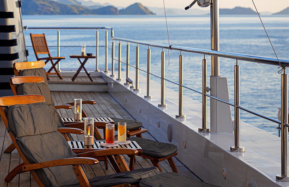 Aqua Expeditions_drinks on the sun deck of Aqua Blu. 
