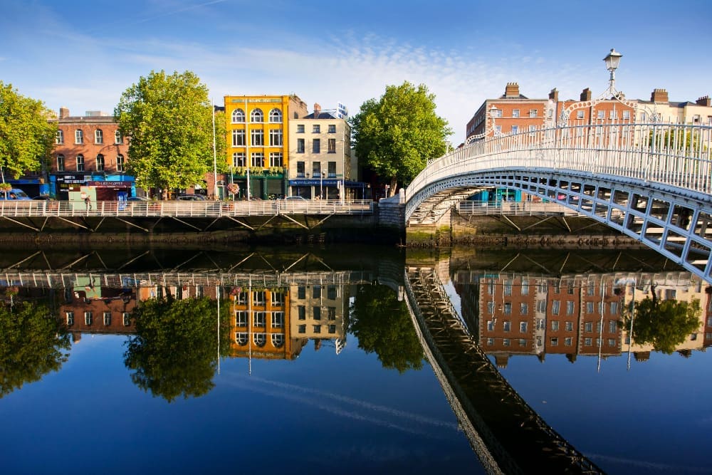 Bridge crossing over a river in Dublin, Ireland.
(Globus)