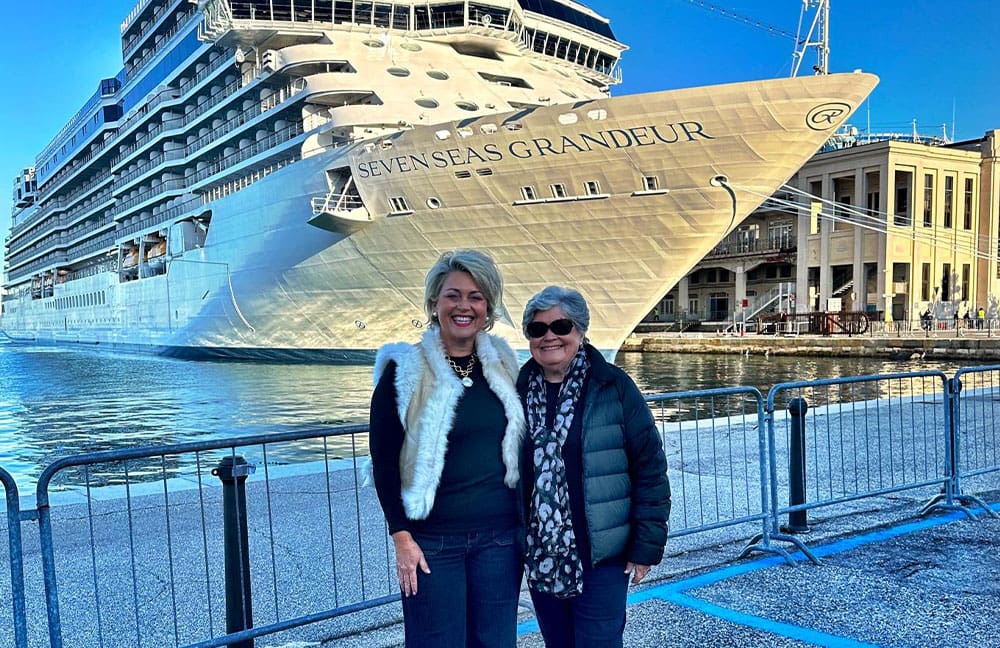 Lisa-Pile-and-her-mum-in-front-of-Seven-Seas-Grandeur_Regent-Seven-Seas-Cruises_1000x648