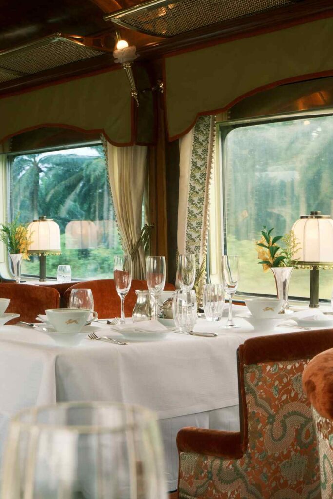 东方快车（Belmond Train）上的餐厅。 