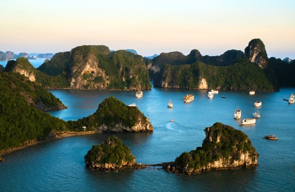 Ha Long Bay, Vietnam © Fuu J