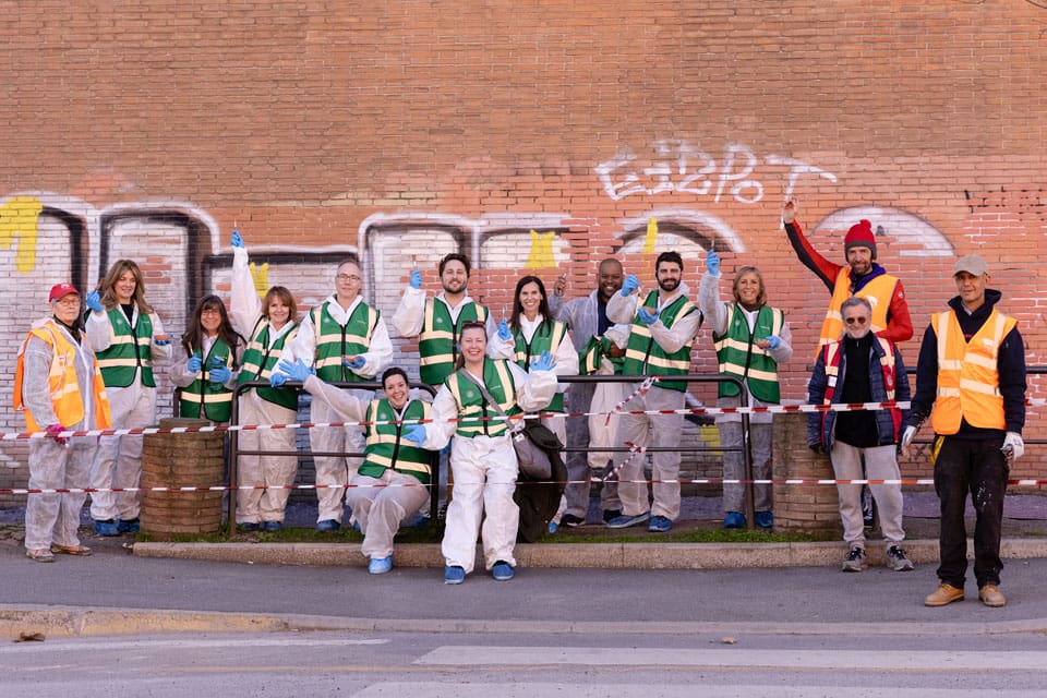To support the beautification of Florence,
employees participate in city clean-up
with social justice partner Custodi del
Bello (part of Angeli Del Bello)