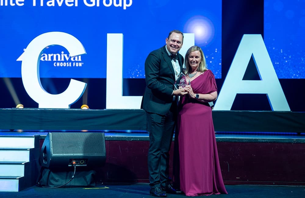 Cruise Agency of the Year Multi Location/Brand Australasia winner Ignite Travel Group – Deb Toohey with Mark Richards, National Sales Manager, Carnival Cruise Line.