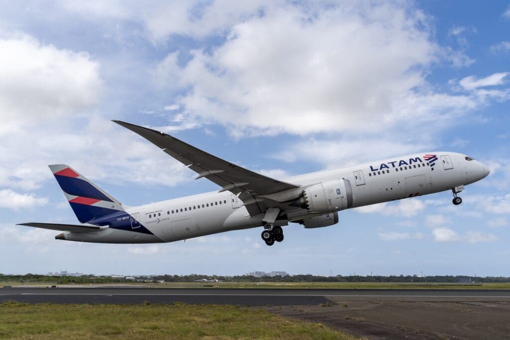LATAM plane leaving Sydney Airport. (©Kurt Ams)