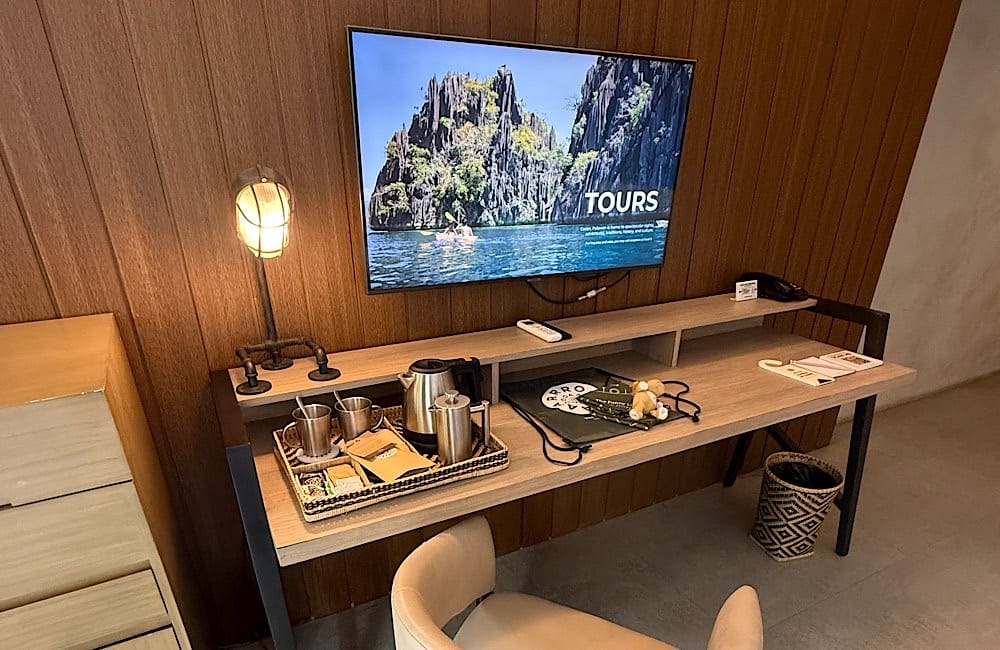 Functional and inviting. The Funny Lion’s rooms come with strong WiFi, strong coffee, and a layout that makes you want to linger. Coron