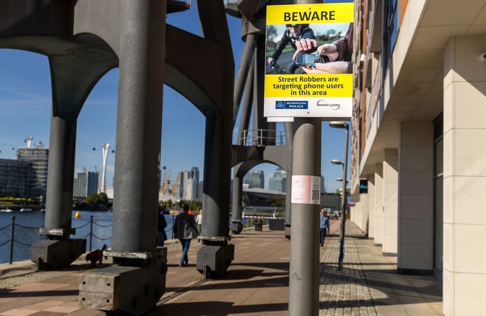 MET Police sign warning of phone thefts along the River Thames in London. Image: Abdul N Quraishi - Abs/Shutterstock