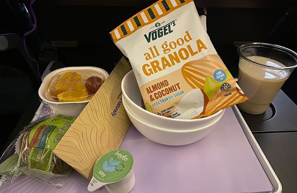 Vegan substitute breakfast on the AKL-IAH leg with Air New Zealand. Image: Cassie Tannenberg