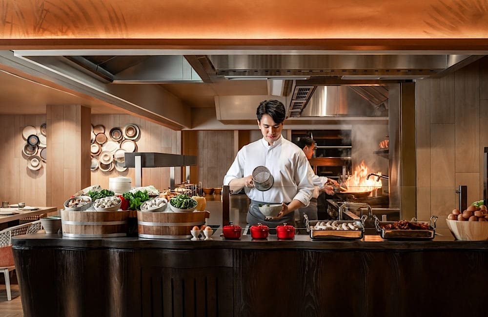 Six dining venues and family-focused facilities support regional leisure demand.