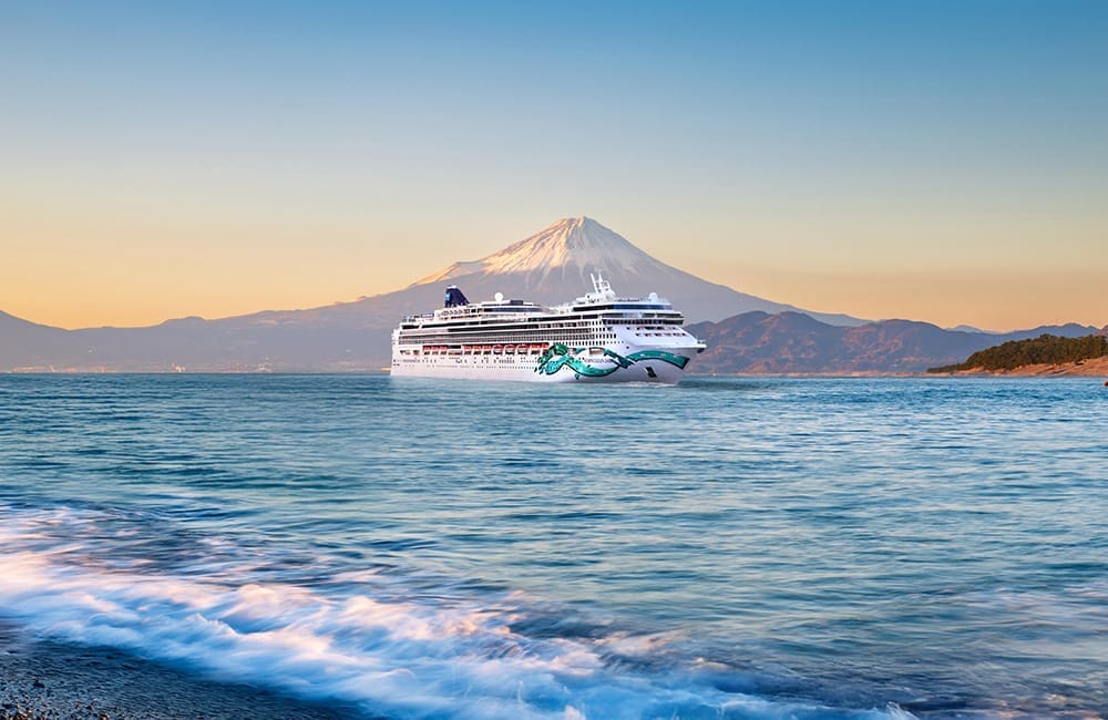 Norwegian Jade cruise ship in Japan with Mt Fuji in background. Image: NCL