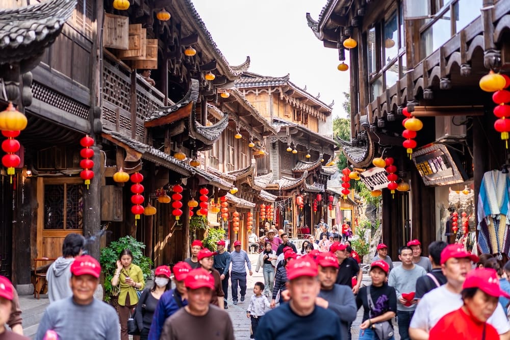Tourists in Furong ancient town in Hunan, China. (Image kitzcorner / Shutterstock)